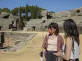 Visitantes en el conjunto arqueol&oacute;gico de It&aacute;lica, en Santiponce, durante la presentaci&oacute;n del Festival Andaluz de Artes Esc&eacute;nicas 'Anfitri&oacute;n'