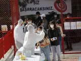 Trabajadores sanitarios desinfectan y proporcionan mascarillas para evitar contagios de COVID-19 a alumnos de Secundaria en un instituto de Ankara, Turquía.