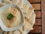 Plato de crema de garbanzos, aceite y tahini muy popular en Oriente Medio, aunque cada muy apreciado en todo el planeta. Se suele consumir acompañado de pan. (Foto: Wikipedia/Popo le Chien).