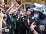 Varias personas frente a la Policía de Nueva York durante las protestas antirracistas.