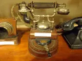 Teléfonos viejos y antiguos. Museo de Los Corrales.Wikimedia Commons