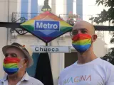 Representantes de asociaciones LGTBI, en el Metro de Chueca, con mascarillas arcoiris durante la presentación del cambio de imagen del acceso a la estación, situada en este barrio madrileño.