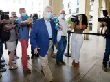 L'exalcalde del PP d'Alacant Luis Díaz Alperi, esquiva als mig a la seua arribada a l'Audiència Provincial d'Alacant per a asseure's en el banc dels acusats pel cas Brugal