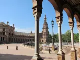 Turistas en la Plaza de Espa&ntilde;a de Sevilla