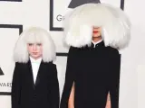 La cantante Sia y la bailarina Maddie Ziegler posan en los Premios Grammy.