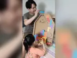 Una niña jugando al 'Tetris' casero de cartón que le ha hecho su padre.