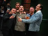 Varias personas bebiendo a las puertas de un pub en Londres.