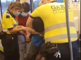 El personal de seguridad de Metrovalencia ha desalojado a un pasejero.