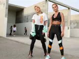 Dos mujeres con ropa a la moda athleisure.