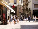 Personas pasean con mascarilla en Lleida.