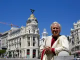 Emilio del R&iacute;o, vestido de romano en el centro de Madrid.
