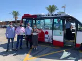 El director del Medio Natural, Fulgencio Perona, junto a la alcaldesa de San Pedro del Pinatar, Visitación Martínez, presentan el servicio gratuito de autobús para acceder a las playas del Parque Regional Salinas y Arenales de San Pedro