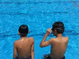 Niños en la piscina