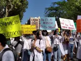 Médicos residentes de Madrid durante la manifestación que abre su primera jornada de huelga indefinida para exigir a la Consejería de Sanidad mejoras en sus condiciones.