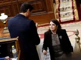 La portavoz del PSOE, Adriana Lastra, recibe el aplauso del candidato a la Presidencia del Gobierno, Pedro S&aacute;nchez