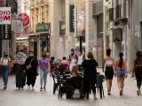 arias personas caminan por el centro comercial e histórico de Lleida.