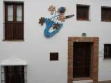 Una salamanquesa pone un punto de color a la fachada de una casa de Gauc&iacute;n, un pueblo con encanto de la Serran&iacute;a de Ronda.