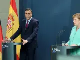 Pedro S&aacute;nchez y Angela Merkel reman en la misma direcci&oacute;n de cara al Consejo Europeo de este fin de semana. &quot;Las difrencias persisten, pero Alemania pondr&aacute; compromisos en la mesa&quot;, coment&oacute; la canciller alemana tras su reuni&oacute;n con el presidente del Gobierno para debatir el acuerdo sobre los fondos de recuperaci&oacute;n de la UE para hacer frente a la pandemia.