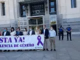 El portavoz de Vox en el Ayuntamiento de Madrid, Javier Ortega Smith, se ha negado a ponerse detrás de la pancarta del Consistorio contra la violencia de género tras el último asesinato machista en la región, perpetrado en Torrejón de Ardoz, porque esa consideración "excluye a otras víctimas".