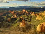 Esta antigua explotaci&oacute;n romana de oro se caracteriza por sus colinas rojizas y su vegetaci&oacute;n. El lugar, situado en El Bierzo, es de una gran belleza.