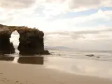 Gracias a la erosión del viento y al efecto del mar se han ido formando estos arcos y bóvedas, que alcanzan los 30 metros de altura, y se asemejan a los de una catedral.