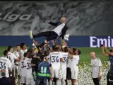 Los jugadores del Real Madrid mantean a su entrenador, el francés Zinedine Zidane, en la celebración de la consecución del título de liga tras su victoria ante el Villarreal en el partido de LaLiga que se disputa en el Estadio Alfredo Di Estefano en Madrid.