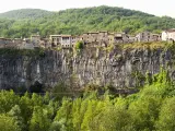 La localidad se asienta sobre un riscal bas&aacute;ltico y est&aacute; al borde de un acantilado con m&aacute;s de 50 metros de altura. Su curioso emplazamiento suele ser muy retratado, ya que ofrece unas vistas espectaculares. (Foto: Wikipedia/Ferran Cerdans Serra).