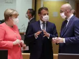 La canciller alemana, Angela Merkel, el presidente francés Emmanuel Macron y el presidente del Consejo Europeo, Charles Michel, antes del comienzo de la Cumbre de la UE que se celebra en Bruselas.