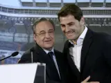 Iker Casillas, con Florentino Pérez en la despedida institucional que el club le brindó en 2015. (EFE)