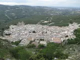 Muchas cuestas, calles empinadas y sobre todo la mayor&iacute;a de las construcciones de un caracter&iacute;stico color blanco que es su se&ntilde;a de identidad. En lo alto hay un castillo y unas buenas vistas del entorno. (Foto: Wikipedia/Veinticuatro de Jah&eacute;n).