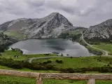 Se les conoce popularmente como los Lagos de Covadonga y est&aacute;n situados a m&aacute;s de 1.000 metros de altitud en plenos Picos de Europa. Son de una gran belleza y durante el deshielo aparece uno m&aacute;s, llamado Bricial. (Foto: Wikipedia/Pacodonderis).