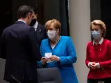 El presidente del Gobierno Pedro Sánchez saluda a la canciller alemana Angela Merkel