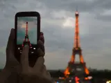 Una foto con un móvil a la Torre Eiffel de noche.