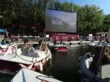 Barcas en el cine sobre el Sena.