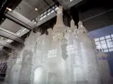 Dos niños rompen la escultura de vidrio más grande del mundo.