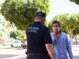Un agente de Policía Local se dirige a un viandante en Níjar (Almería)