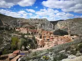 Sus murallas se remontan a la Edad Media y el pueblo est&aacute; considerado como uno de los m&aacute;s bonitos y encantadores de Espa&ntilde;a. Adem&aacute;s de su historia, su emplazamiento tambi&eacute;n es digno de menci&oacute;n, ya que est&aacute; encaramado a un pe&ntilde;&oacute;n, permitiendo unas vistas impresionantes.