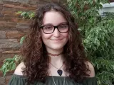 Lucía Belvis, la niña de 15 años que ha publicado su primera novela, 'La nana de los niños del pelo rapado'.