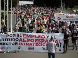 Trabajadores de Airbus se concentran con pancartas frente a la sede del fabricante aeronáutico en protesta de los más de 1.600 despidos que pretende acometer la empresa en España durante los próximos meses, en Madrid (España).