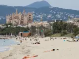 Bañistas en una playa de Palma durante el primer día de la Fase 2