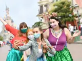 Unas jóvenes se hacen un 'selfie' en la avenida de entrada a Disneyland París.