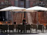 Una terraza vac&iacute;a debido a la crisis del coronavirus en el centro de Valencia