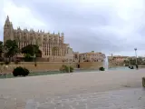 Alrededores de la Catedral-Basílica de Santa María -La Seu- vacía durante el primer día laborable desde del estado de alarma decretado por el coronavirus en el país, en Palma de Mallorca (Islas Baleares, España), a 16 de marzo de 2020.