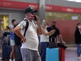 Un turista británico espera su vuelo antes de regresar al Reino Unido tras la decisión de imponer una cuarentena a quien regrese de España