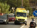 Ambulancia en servicio de emergencia en la carretera.
