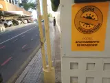 Cartel informativo, instalado en el acceso a una comunidad de vecinos de Benidorm, en el que se indica que la zona ha sido desinfectada.