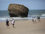 Varias personas paseando por la playa de Matalasca&ntilde;as.