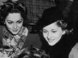 1935: Con 18 años, Havilland fue la primera en hacerse actriz, como parte del reparto de la adaptación cinematográfica de El sueño de una noche de verano, la obra teatral de William Shakespeare. Cuando Fontaine también decidió convertirse en actriz, se vio obligada por su hermana mayor a cambiarse de apellido y así evitar confusiones. De esta forma, Joan tomó el de su padrastro. De hecho, Havilland siempre fue el ojito derecho de su madre.
