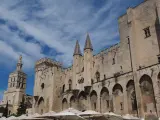 Esta ciudad del sureste franc&eacute;s fue sede papal y todav&iacute;a conserva su impresionante Palacio papal, uno de los edificios medievales m&aacute;s importantes del continente. La urbe adem&aacute;s tiene mucho encanto con su recinto amurallado y sus vistas desde el puente sobre el R&oacute;dano.