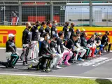 Los pilotos antes del GP de Gran Bretaña durante la ceremonia contra el racismo.